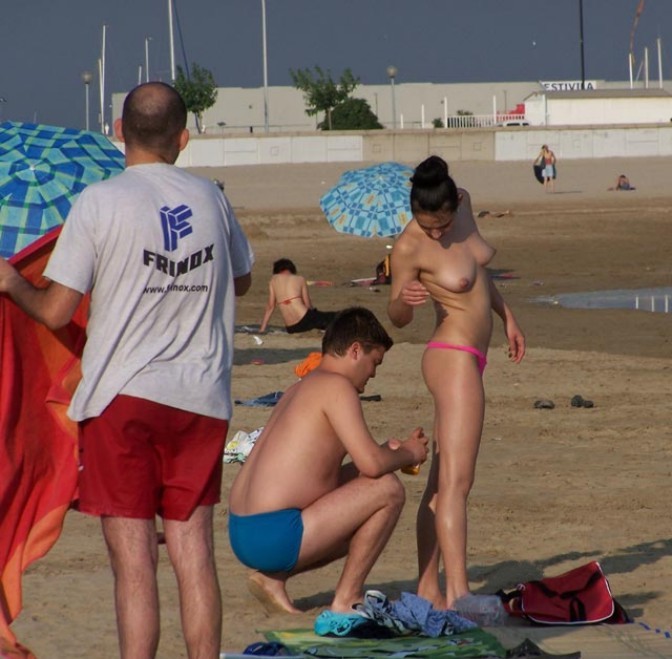 Des nudistes amateurs nus à la plage publique.
 #72254238