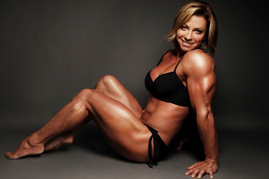 Bodybuilders femminili in posa e in azione
 #71007725