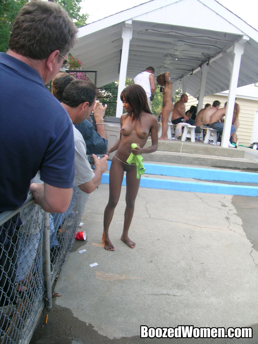 コンテストで裸になっているお酒を飲んだ女の子たち
 #78913069