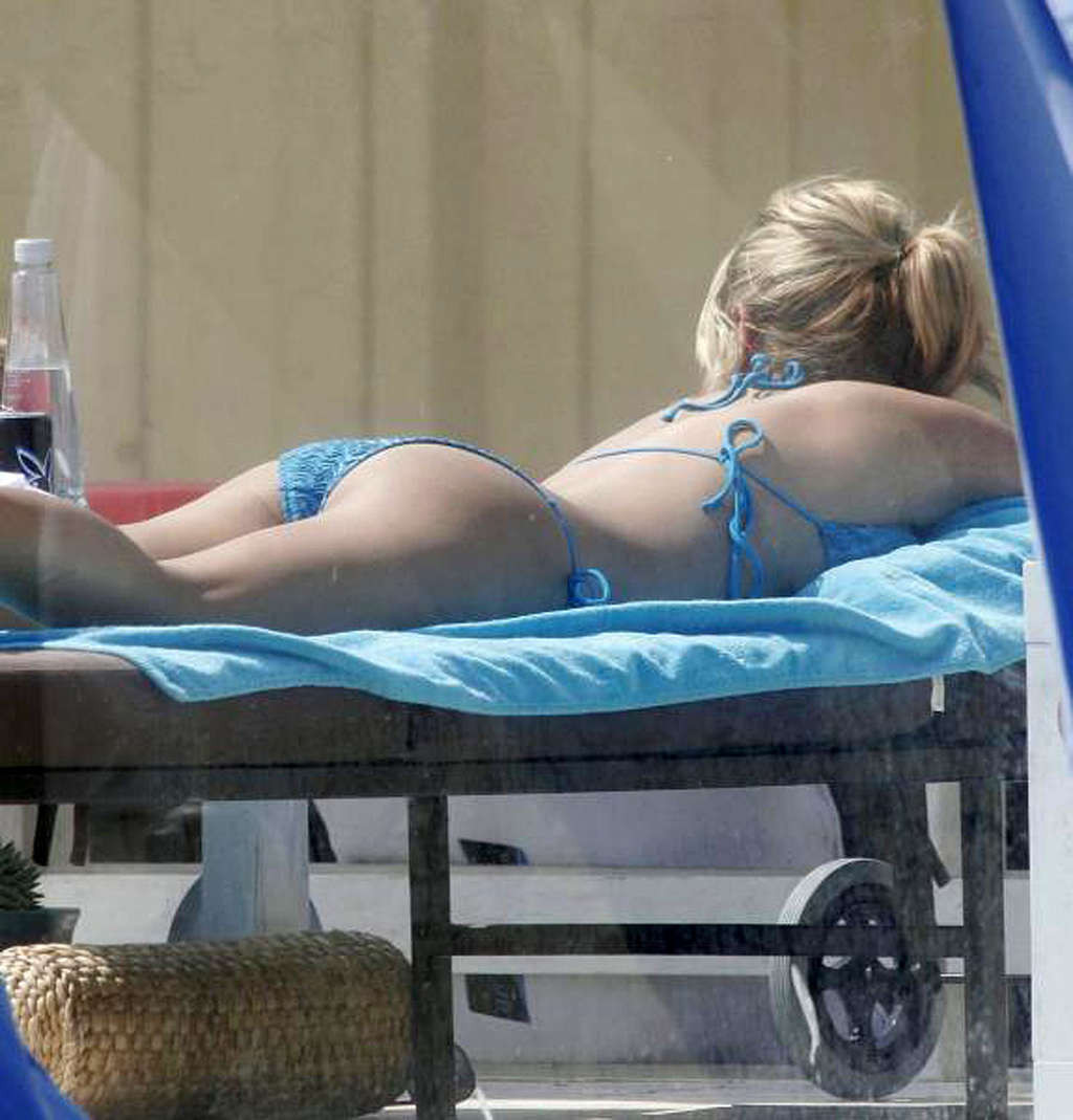 Kristin cavallari che espone il suo corpo sexy e culo caldo in bikini in piscina
 #75340649