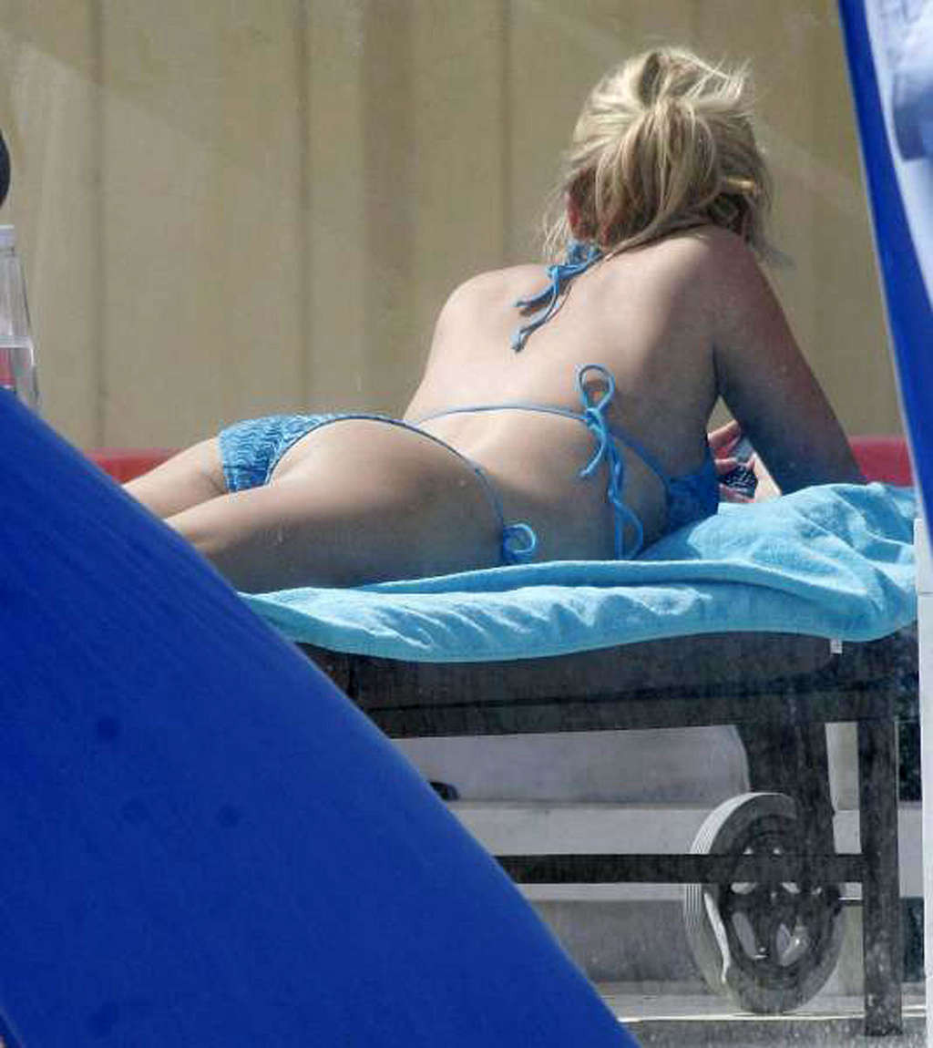 Kristin Cavallari exposing her sexy body and hot ass in bikini on pool #75340680