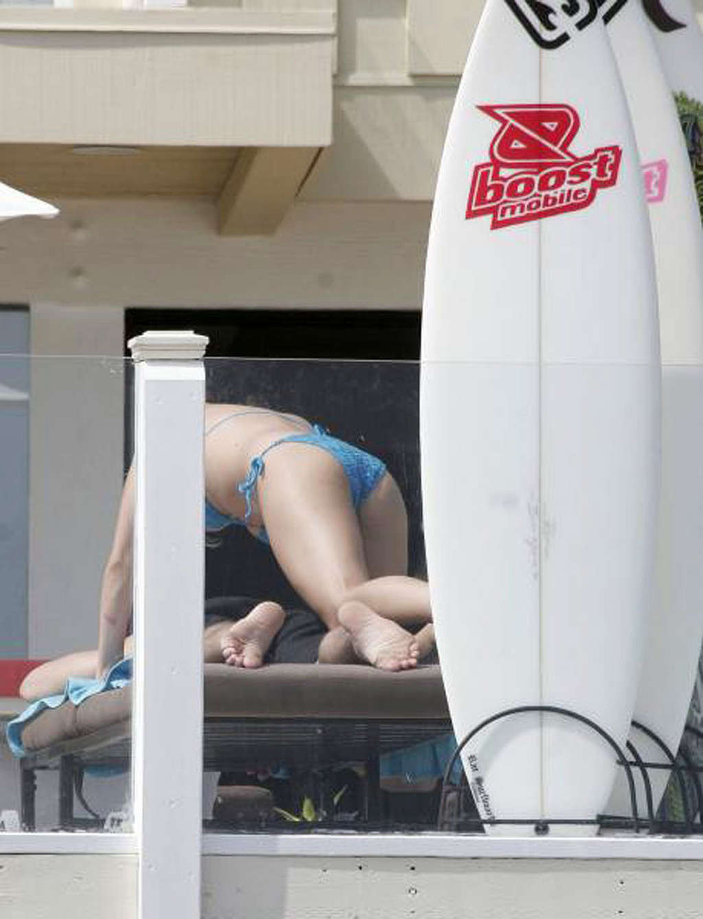 Kristin cavallari che espone il suo corpo sexy e culo caldo in bikini in piscina
 #75340694