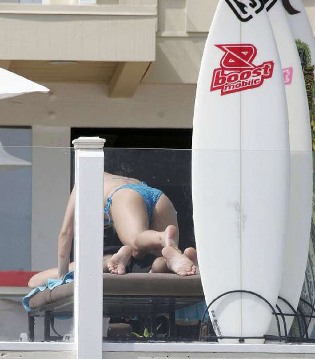 Kristin cavallari che espone il suo corpo sexy e culo caldo in bikini in piscina
 #75340699