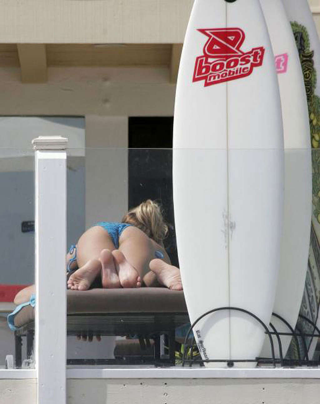 Kristin cavallari che espone il suo corpo sexy e culo caldo in bikini in piscina
 #75340718
