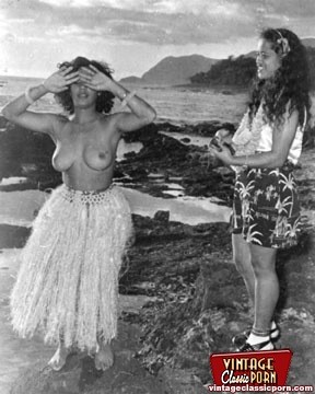 Sexy hawaiianische Vintage-Mädchen zeigen ihre Körper
 #78468633