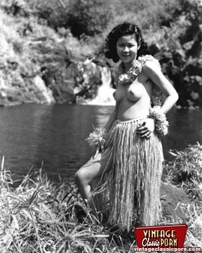 Filles vintage hawaïennes sexy montrant leur corps
 #78468641
