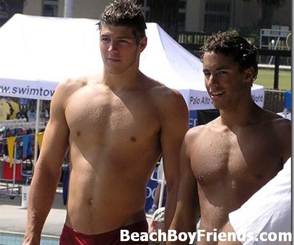 I ragazzi amano essere in spiaggia e mostrare i loro grandi corpi
 #76946347