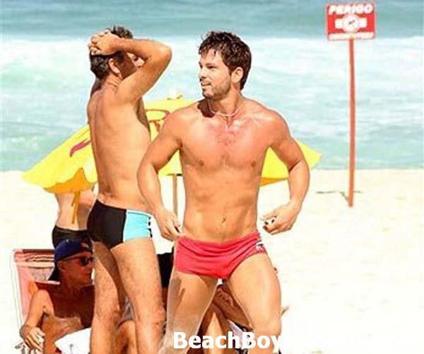 I ragazzi amano essere in spiaggia e mostrare i loro grandi corpi
 #76946351