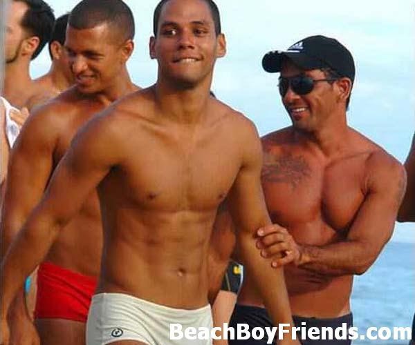 I ragazzi amano essere in spiaggia e mostrare i loro grandi corpi
 #76946366