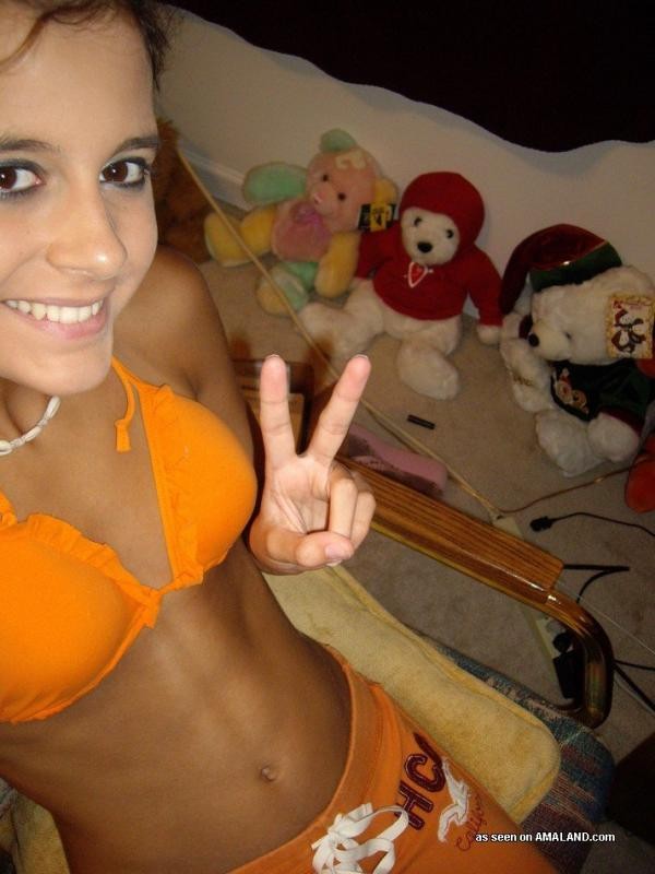 Une brune sexy s'auto-filme et pose en bikini.
 #75698082