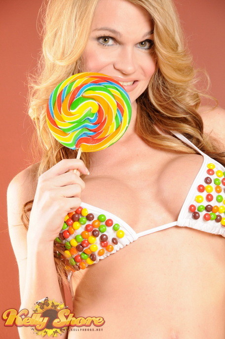 Kelly Shore en bikini, assez belle pour être mangée.
 #79247249