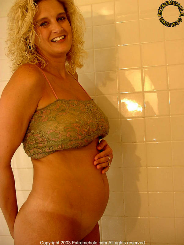 Bionda incinta in posa sotto la doccia
 #73976492