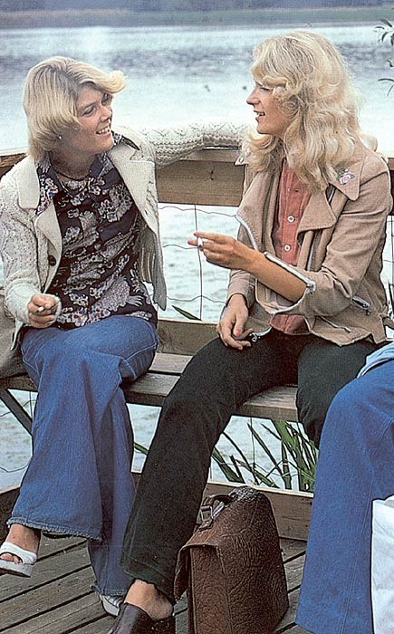 Quattro ragazze lesbiche anni settanta che fanno le birichine
 #76368415