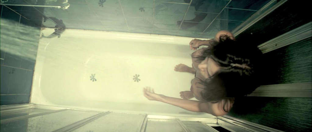 Elena Anaya che mostra le sue belle tette grandi e immersioni in topless in acqua
 #75337684