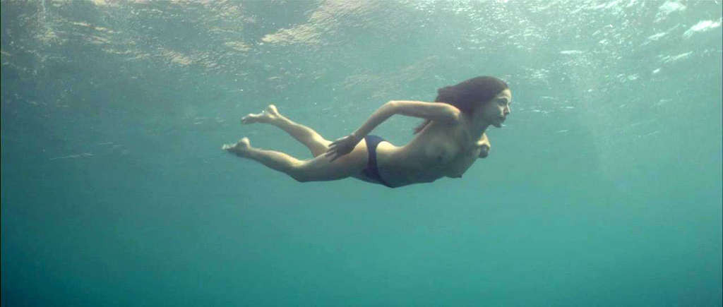Elena Anaya che mostra le sue belle tette grandi e immersioni in topless in acqua
 #75337691