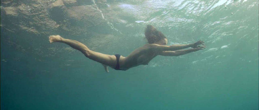 Elena Anaya che mostra le sue belle tette grandi e immersioni in topless in acqua
 #75337694