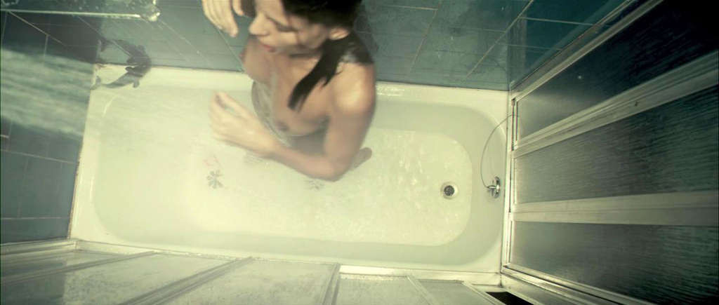 Elena Anaya che mostra le sue belle tette grandi e immersioni in topless in acqua
 #75337712
