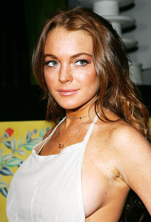 Lindsay Lohan montrant ses gros seins et ses seins nus sur des photos paparazzi.
 #75400840