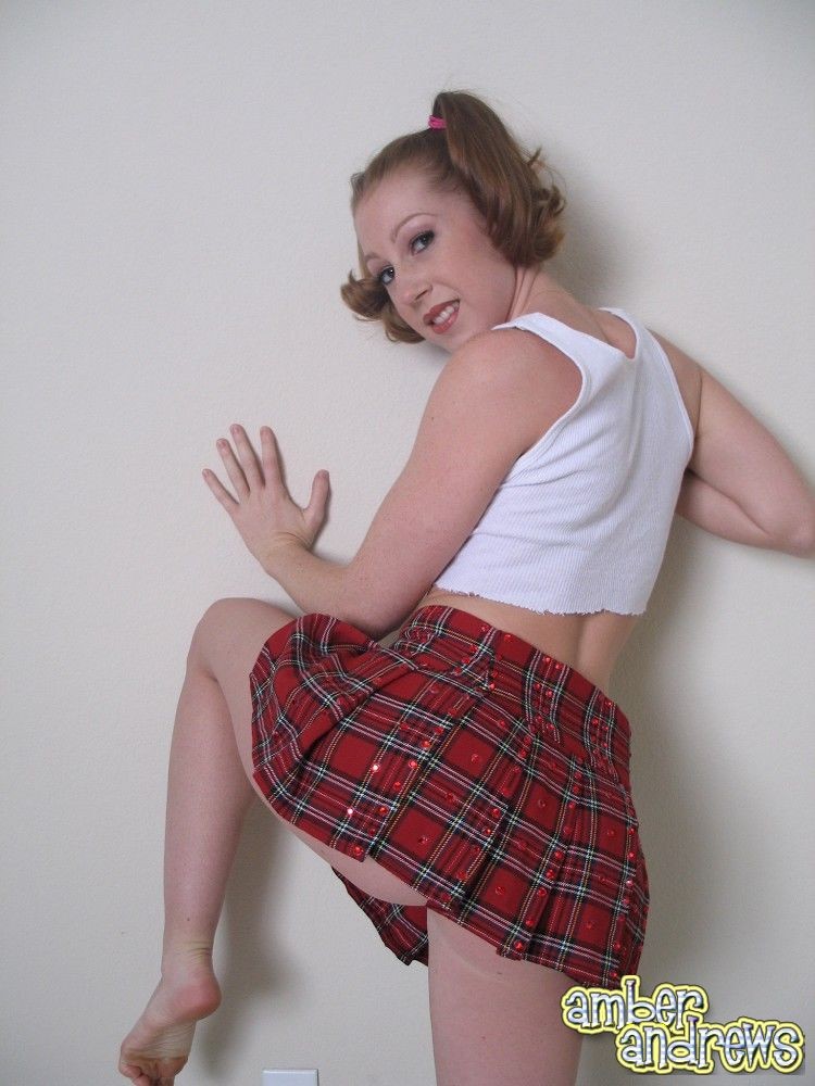 Amber andrews, amatrice, en jupe haute, exhibe une culotte sale.
 #78681122