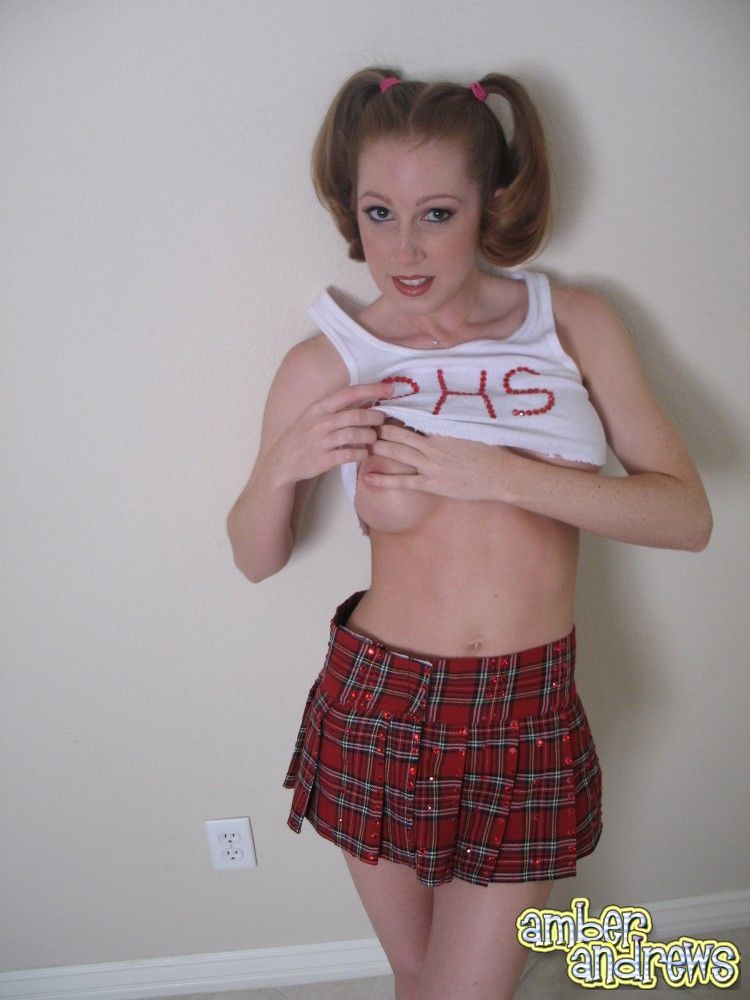 Amber andrews, amatrice, en jupe haute, exhibe une culotte sale.
 #78681186