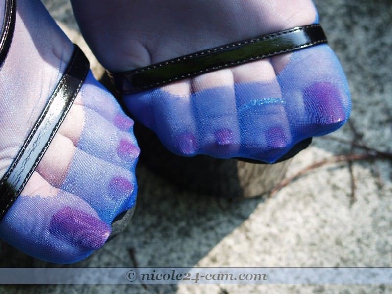 Sexy nicoles pies en medias azules
 #73751431