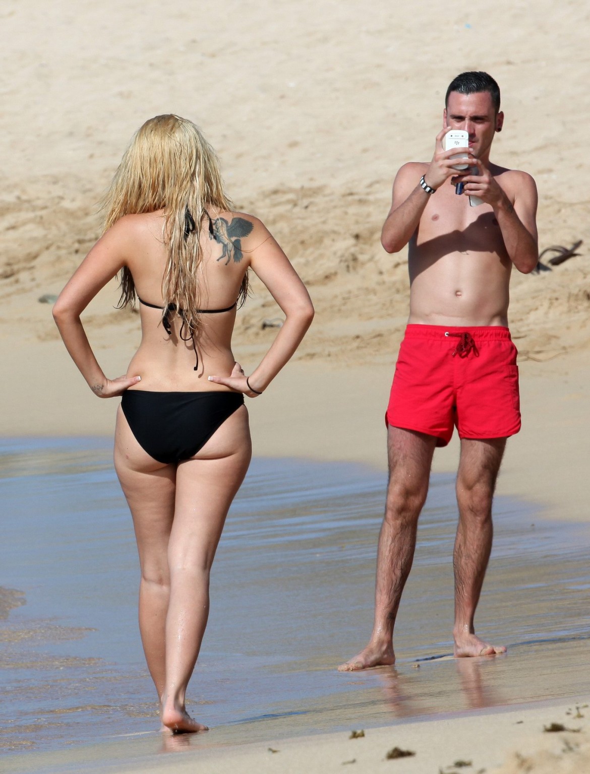 Tulisa contostavlos tetona con un bikini negro en una playa de honolulu
 #75255717