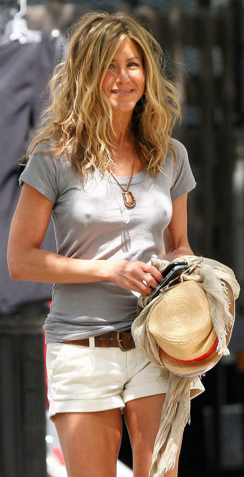 Jennifer Aniston im Upskirt und perfektem Dekolleté
 #75281112