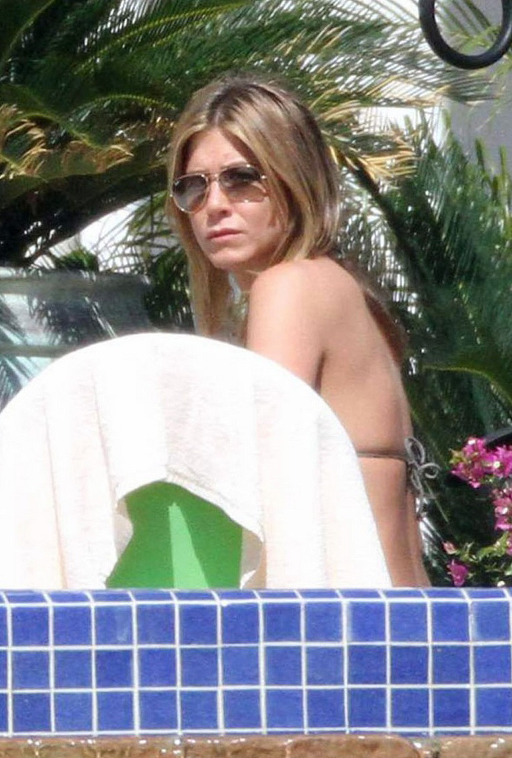Jennifer Aniston upskirt and perfect cleavage #75281138