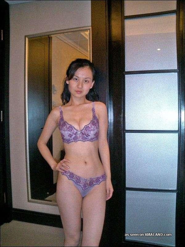 Hot singaporean girlfriend si spoglia nuda mentre posa
 #69738908