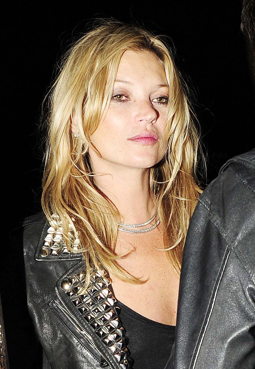 Kate Moss exhibant sa culotte en jupe haute dans une voiture et exposant ses seins sur la plage.
 #75304705