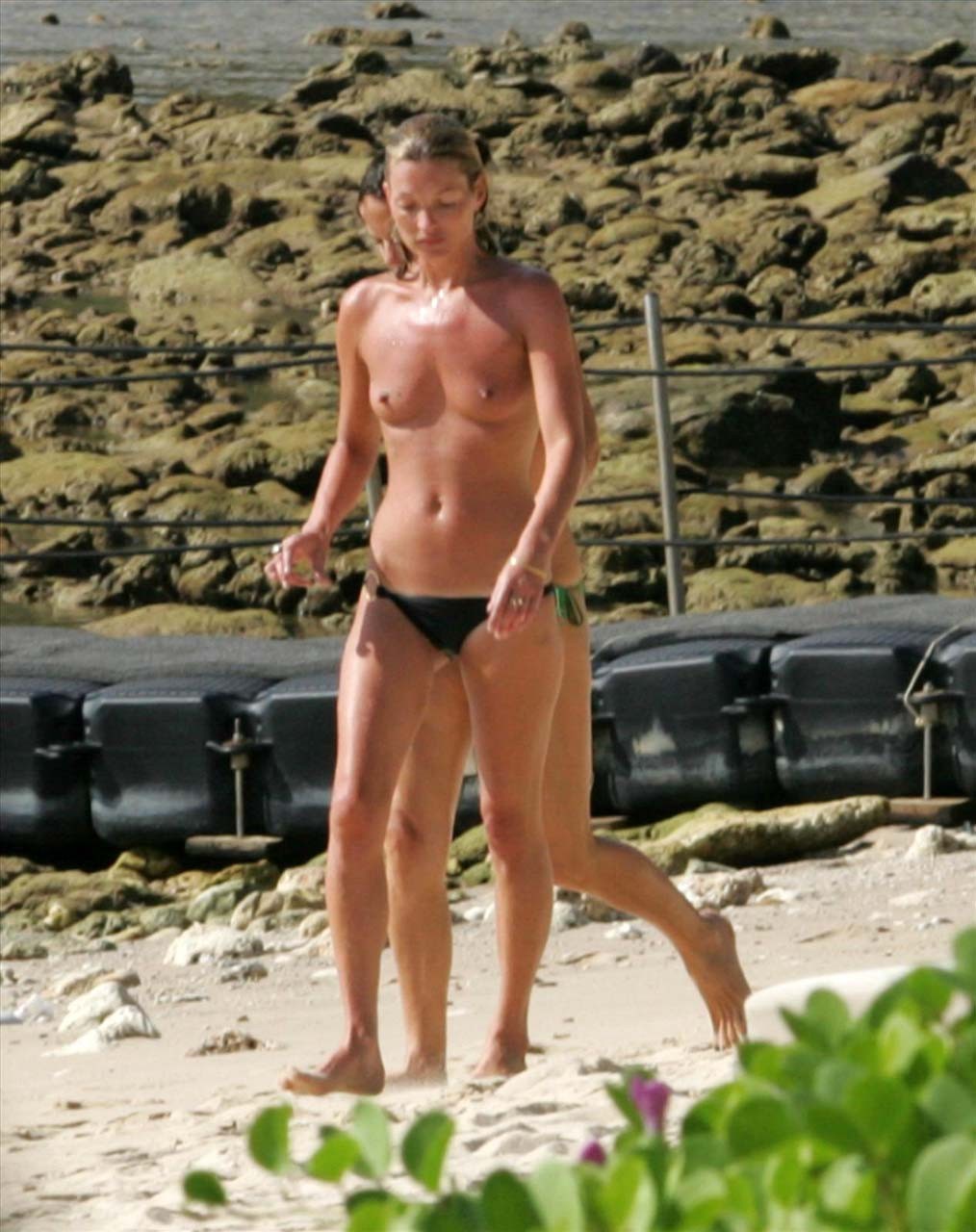 Kate Moss exhibant sa culotte en jupe haute dans une voiture et exposant ses seins sur la plage.
 #75304824