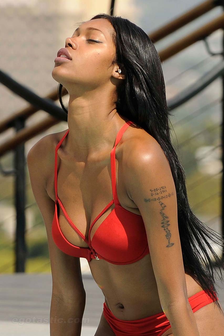 Jessica white exponiendo su gran cuerpo y bonito culo en bikini rojo tanga paparazzi
 #75311631