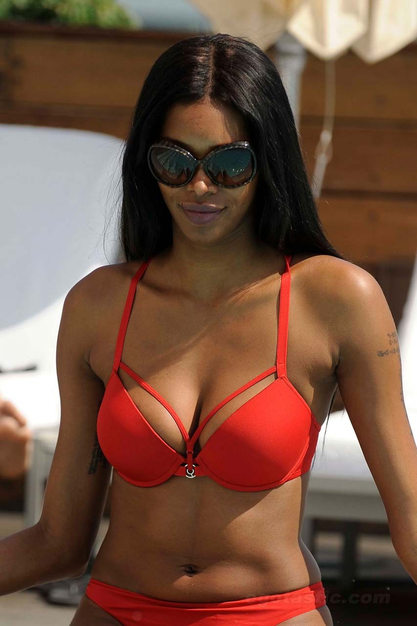 Jessica White exposant son corps et ses fesses en bikini string rouge paparazzi
 #75311639