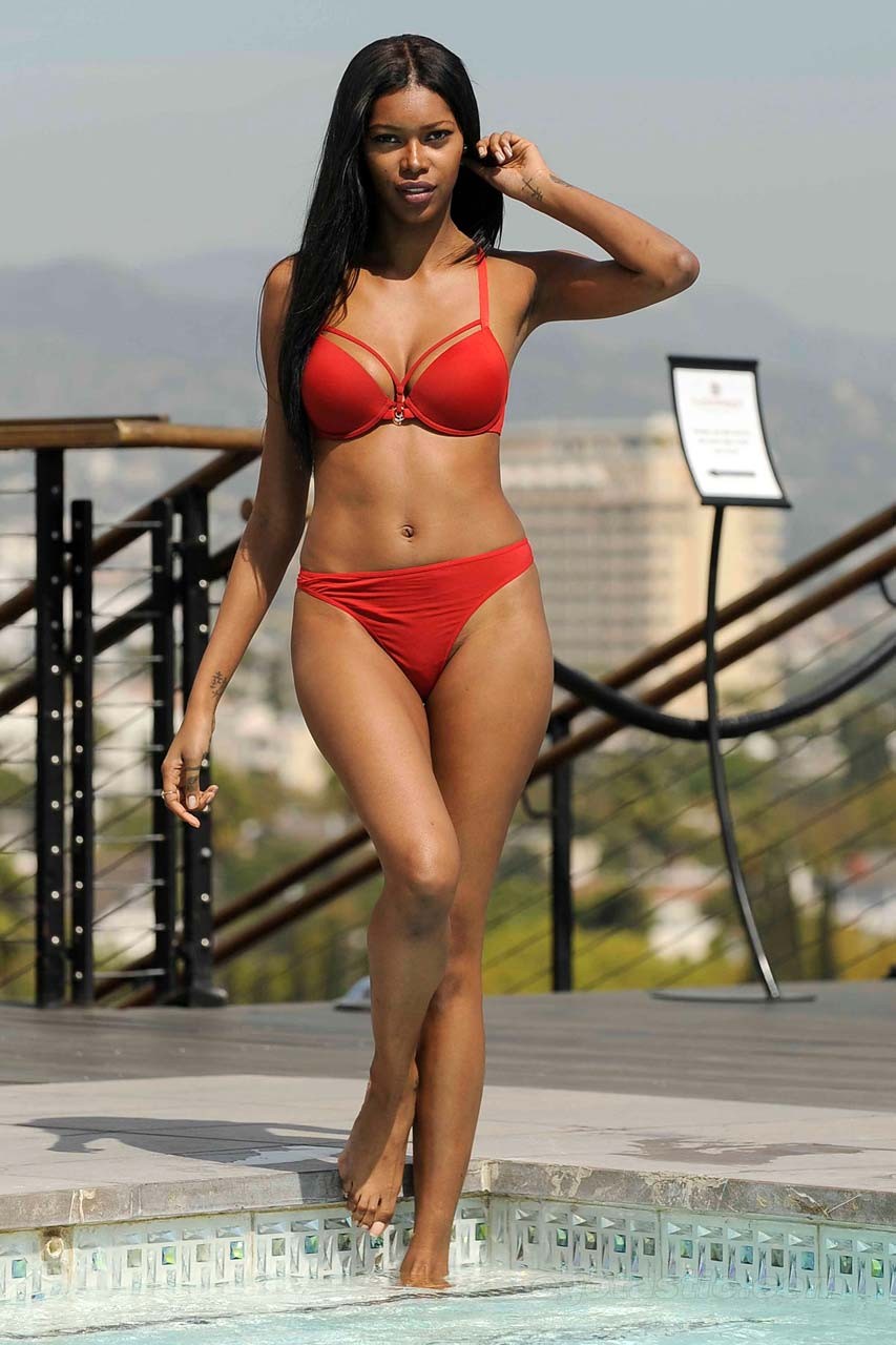 Jessica White exposant son corps et ses fesses en bikini string rouge paparazzi
 #75311649