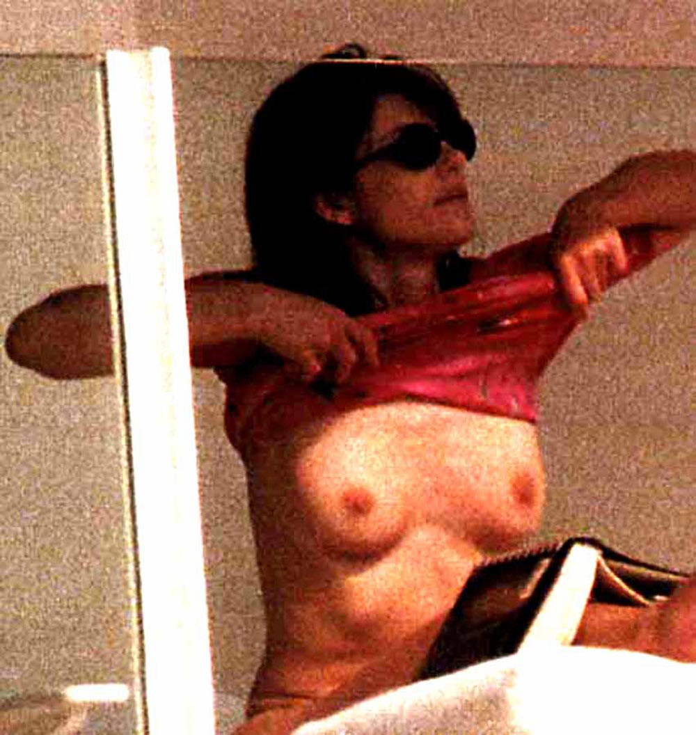 Elizabeth hurley pillada en topless en vacaciones
 #75278936