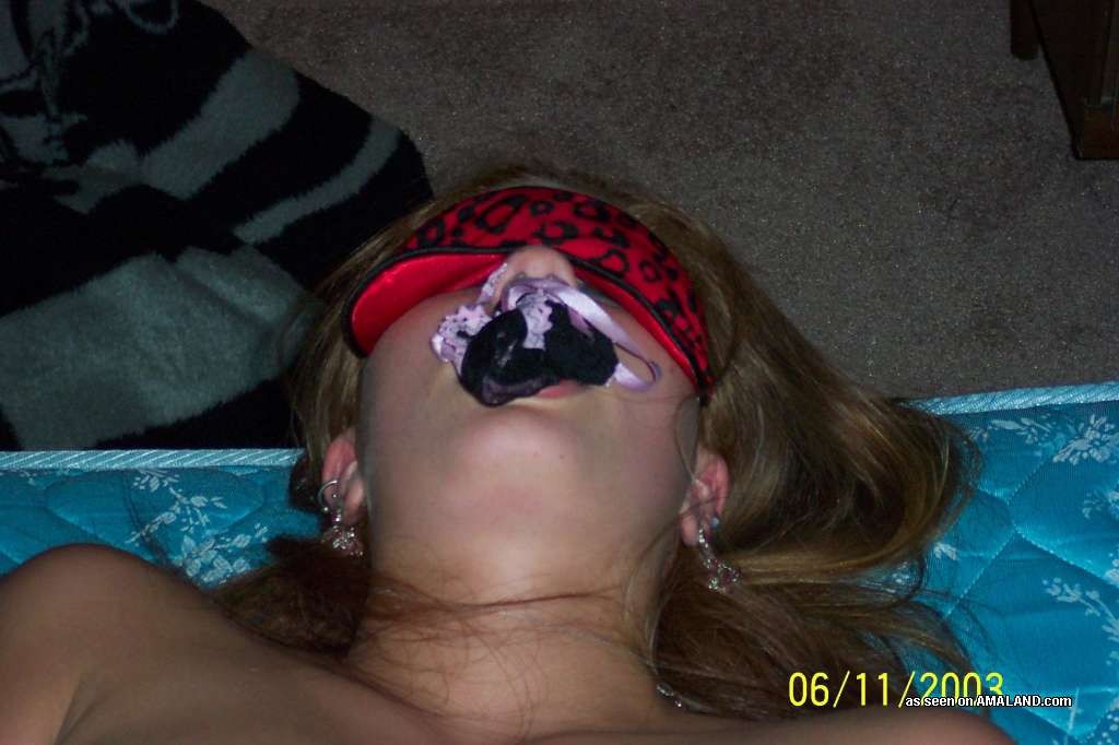 Une jeune fille rousse dominée suce une bite pour une éjaculation faciale.
 #75909982