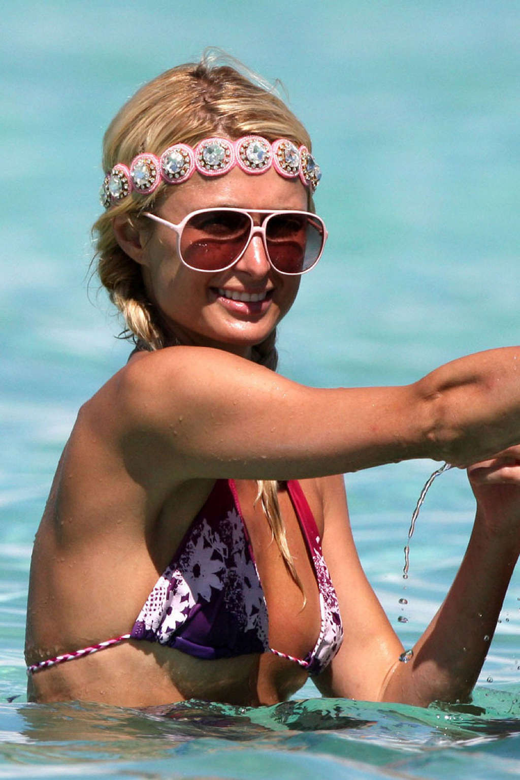 Paris Hilton ha aperto le gambe e mostrando biancheria sexy in gonna viola
 #75364774