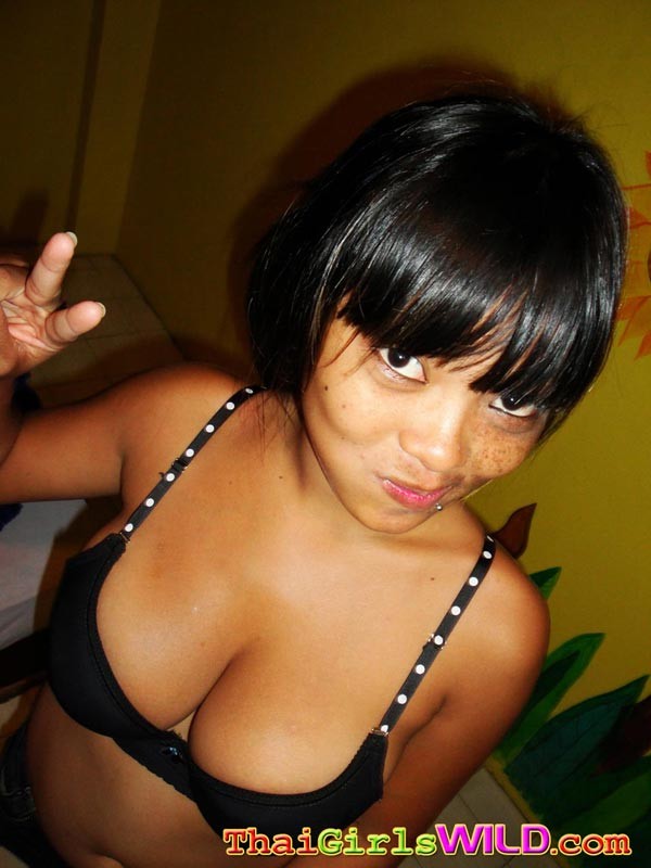 Photos aléatoires de la jeune thaïlandaise Gail et de ses énormes seins.
 #69742016