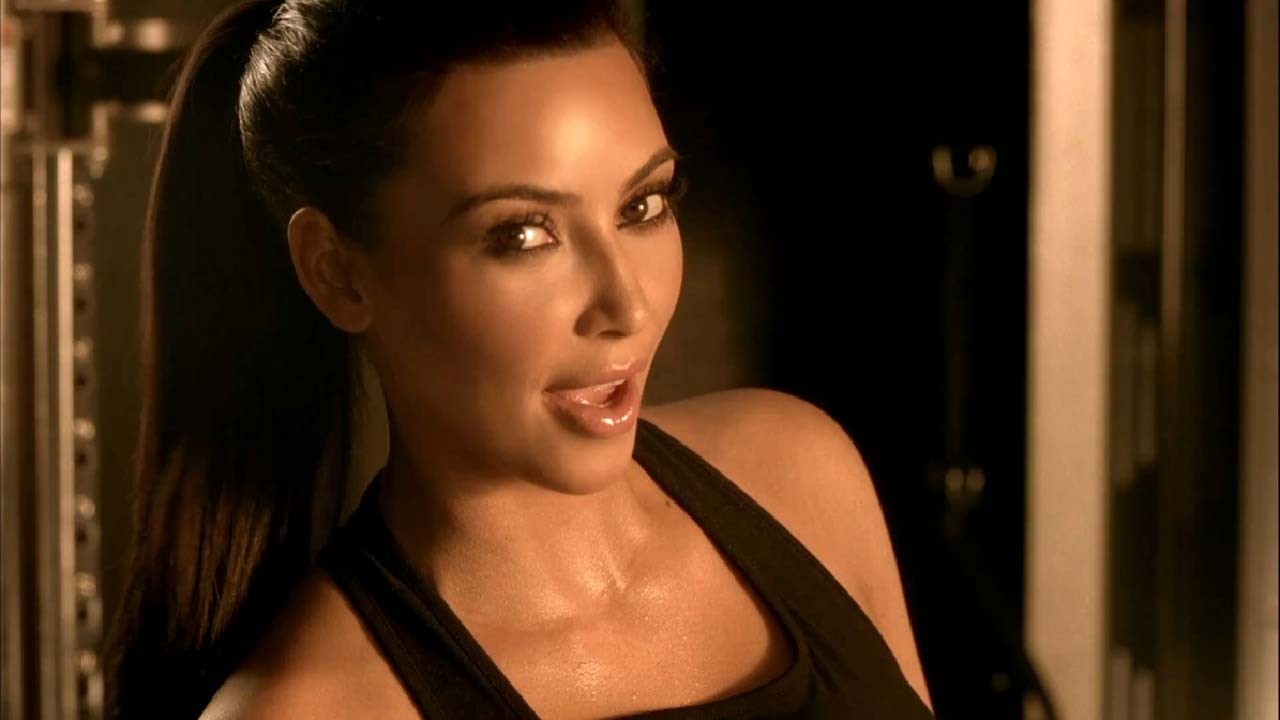 Kim Kardashian che espone il culo sexy e le tette enormi
 #75318153