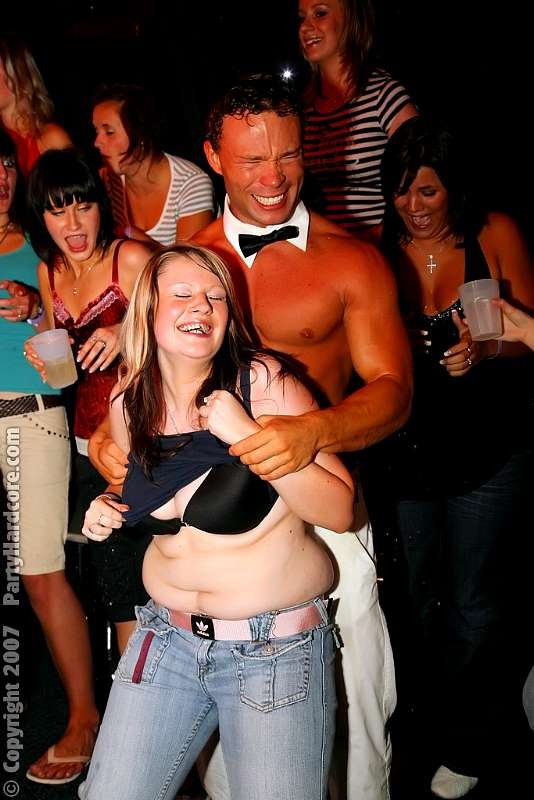 Las pollas de los strippers hacen babear a las jóvenes y las mojan
 #77843860