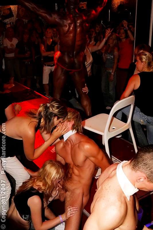 Las pollas de los strippers hacen babear a las jóvenes y las mojan
 #77843887