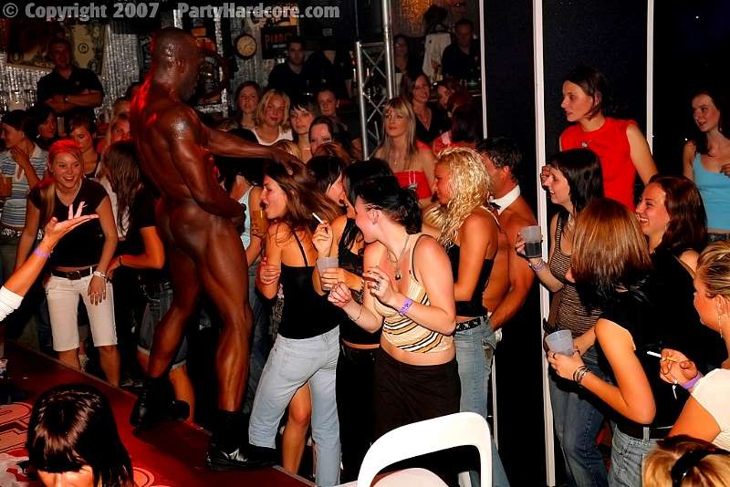 Las pollas de los strippers hacen babear a las jóvenes y las mojan
 #77843970