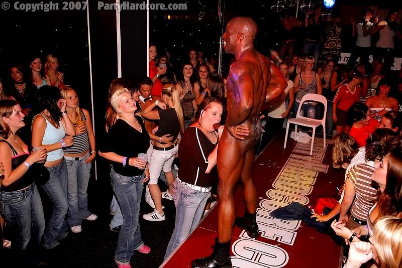 Las pollas de los strippers hacen babear a las jóvenes y las mojan
 #77843977