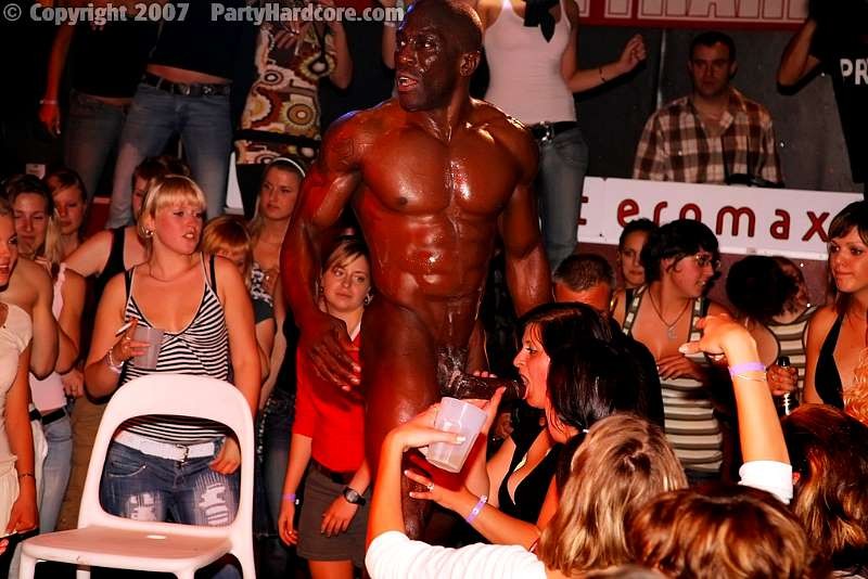 Las pollas de los strippers hacen babear a las jóvenes y las mojan
 #77843981