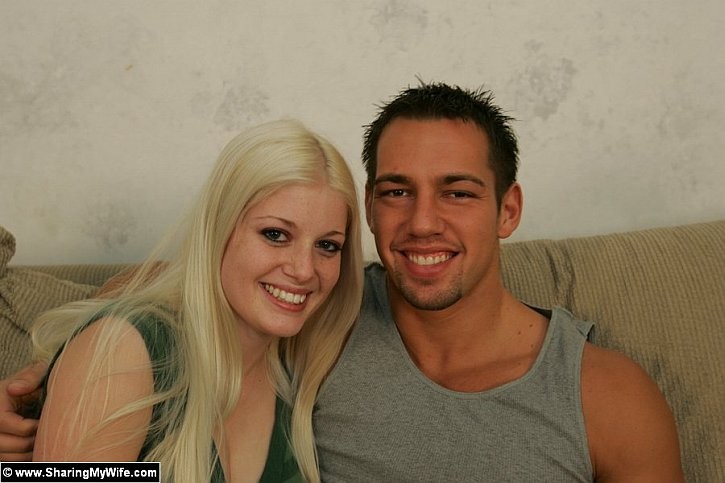 Una esposa caliente folla con un extraño y chupa la polla de su marido
 #77738035