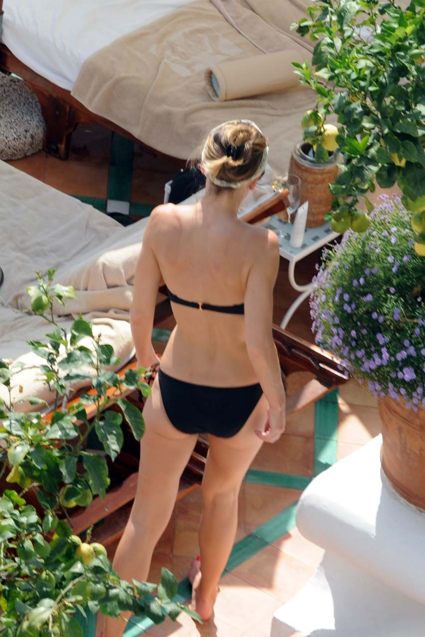 Hilary Swank esponendo il suo cazzo di corpo sexy e culo caldo in bikini in piscina
 #75296103
