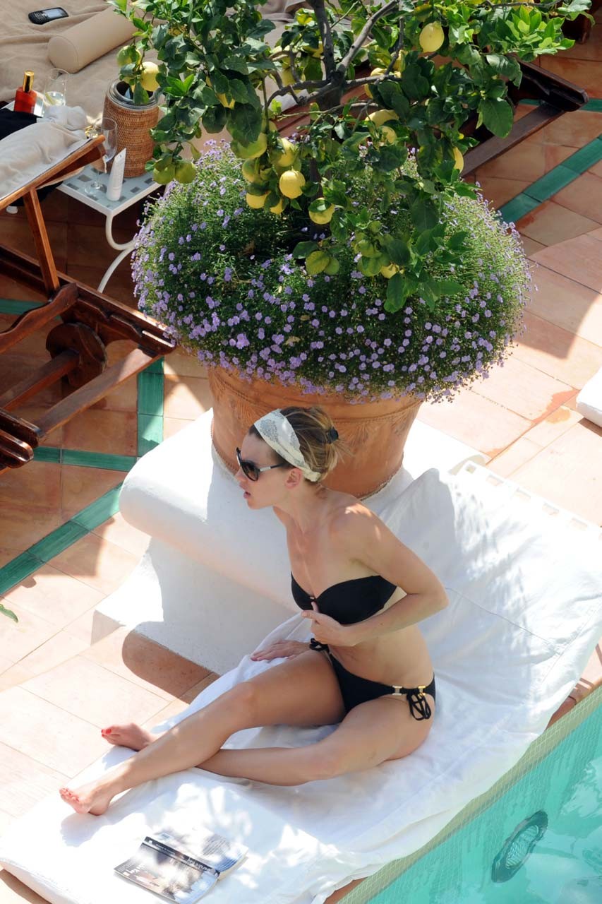 Hilary Swank esponendo il suo cazzo di corpo sexy e culo caldo in bikini in piscina
 #75296123