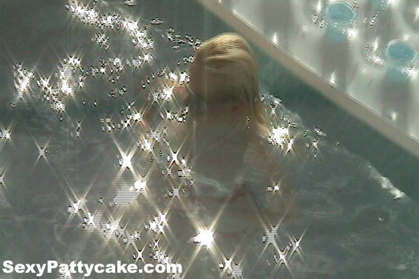 Jeune blonde aux gros seins qui nage
 #67535011