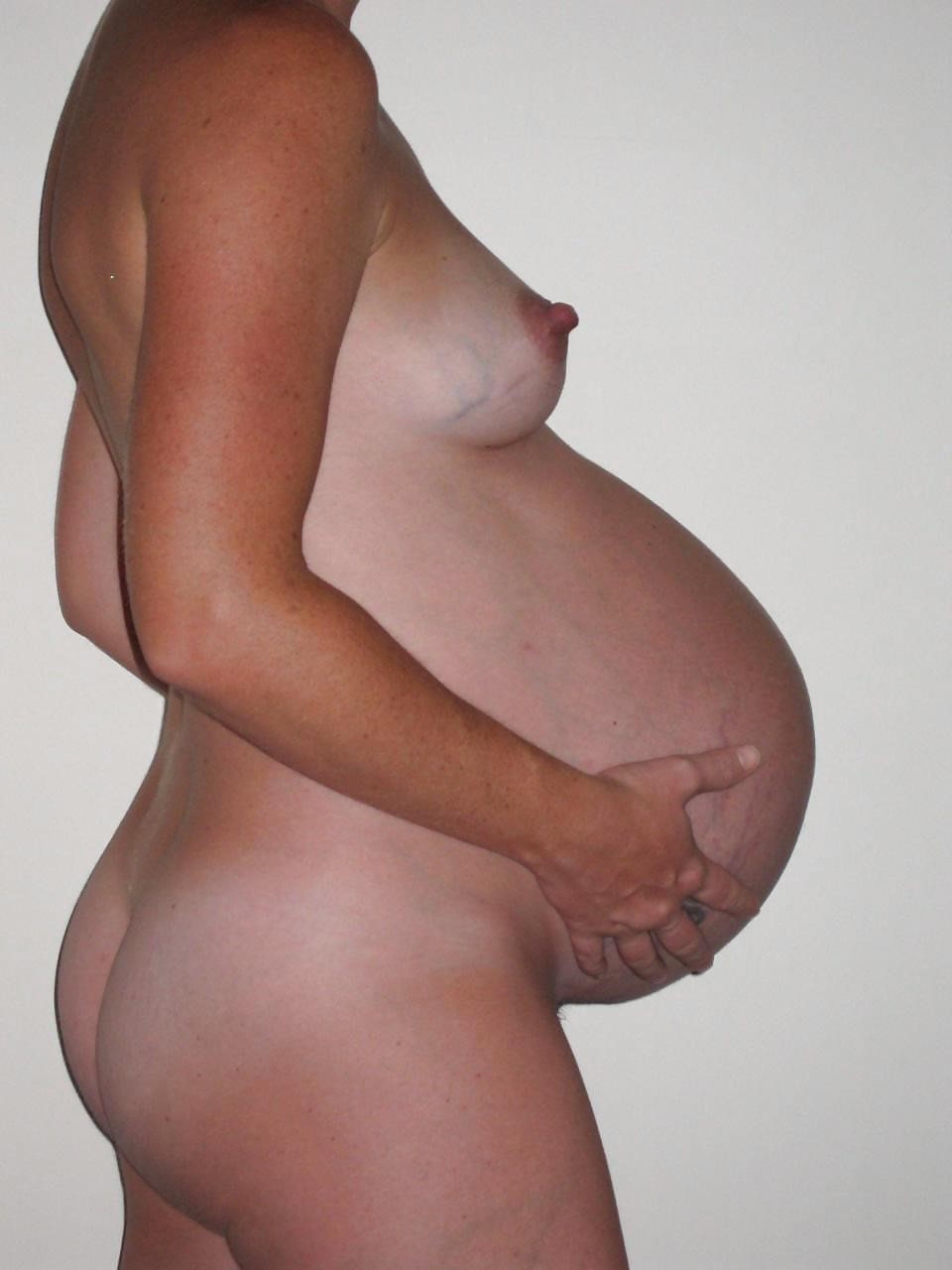妊娠中の妻の裸の写真
 #67711760