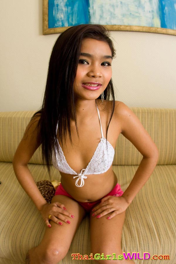 La pequeña tailandesa panni se desnuda para mostrar sus increíbles pezones
 #69755874